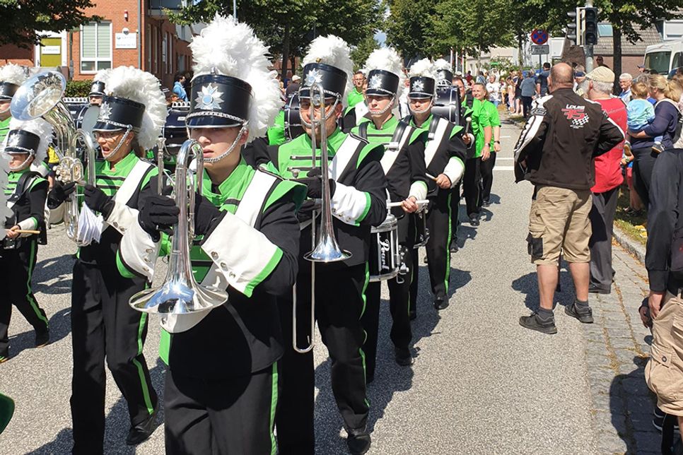 Musikalisch begleitet von der Jugend Brass Band Lübeck geht es durch die geschmückten Straßen von Sereetz.