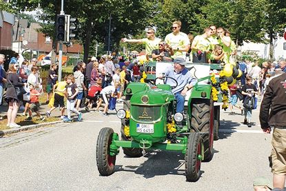 Natürlich dürfen auch die Sportler des Sereetzer SV beim Festumzug nicht fehlen.