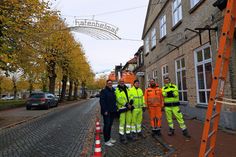 Die Stadtwerke hängen die Winterbeleuchtung Jahr für Jahr in der Innenstadt auf. Unterstützt werden sie dabei vom Bauhof.