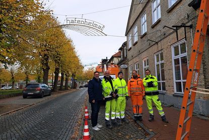 Die Stadtwerke hängen die Winterbeleuchtung Jahr für Jahr in der Innenstadt auf. Unterstützt werden sie dabei vom Bauhof.