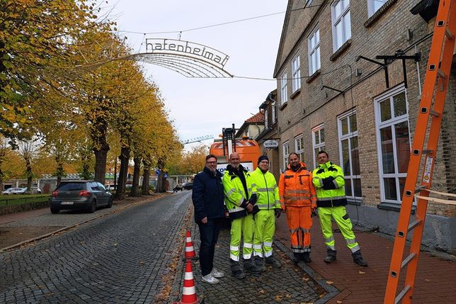 Die Stadtwerke hängen die Winterbeleuchtung Jahr für Jahr in der Innenstadt auf. Unterstützt werden sie dabei vom Bauhof.