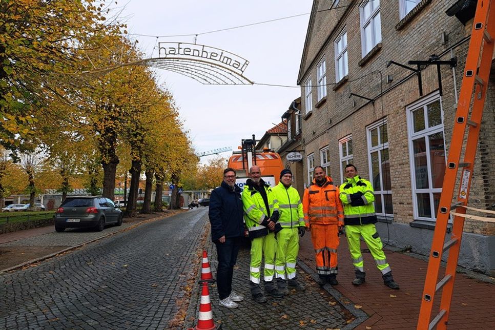 Die Stadtwerke hängen die Winterbeleuchtung Jahr für Jahr in der Innenstadt auf. Unterstützt werden sie dabei vom Bauhof.