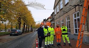 Die Stadtwerke hängen die Winterbeleuchtung Jahr für Jahr in der Innenstadt auf. Unterstützt werden sie dabei vom Bauhof.