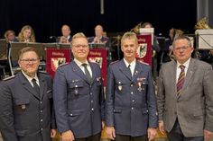 Gemeindewehrführer Finn Hennings, Ortswehrführer Brenkenhagen Lasse Hennings, Geehrter Kamerad Rüdiger Knoop, Bürgermeister Sebastian Rieke (v. lks.).