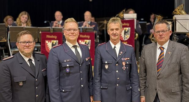 Gemeindewehrführer Finn Hennings, Ortswehrführer Brenkenhagen Lasse Hennings, Geehrter Kamerad Rüdiger Knoop, Bürgermeister Sebastian Rieke (v. lks.).
