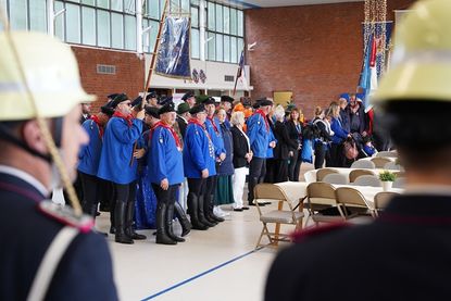 Aufgrund des Wetters wurde der Fahnenaufmarsch in die Gildehalle verlegt.