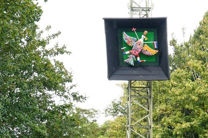 Der bunte Holzvogel wurde auch in diesem Jahr vom jüngsten Feuerwehrnachwuchs bemalt.