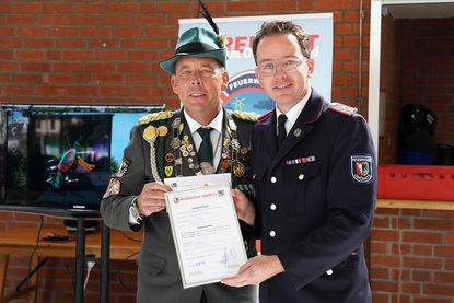 1. Ältermann Sven Kiekhäfer (lks.) überreichte einen Antrag zur passiven Mitgliedschaft der Grömitzer Bürgergilde in der Feuerwehr.