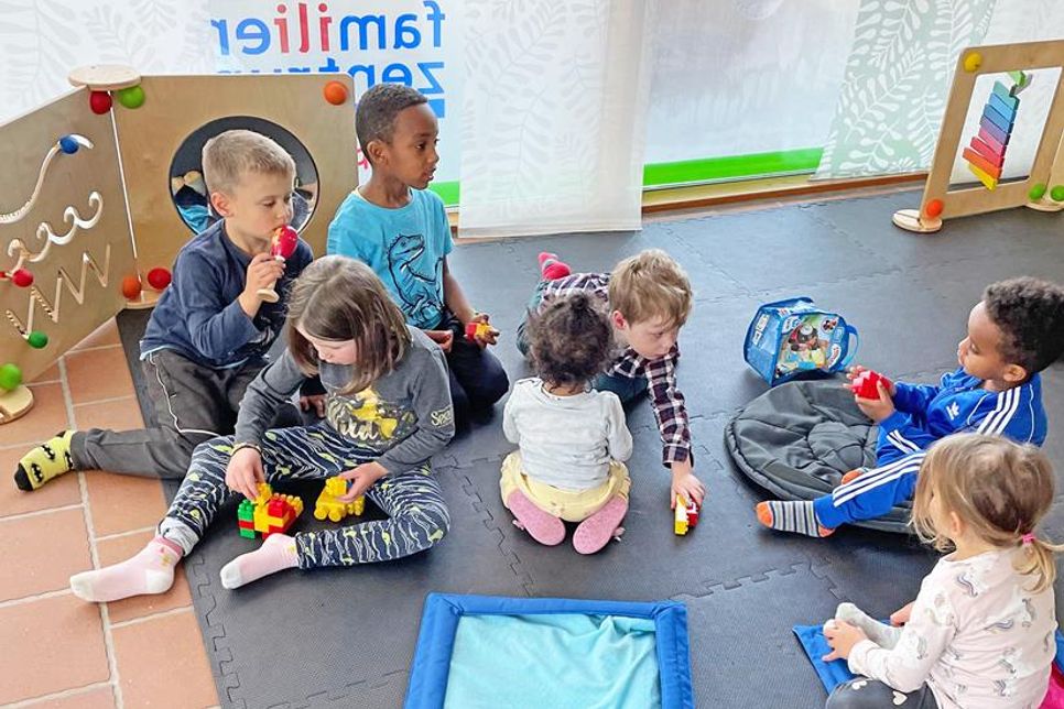 Diese Kinder haben sich ins Spielen vertieft.