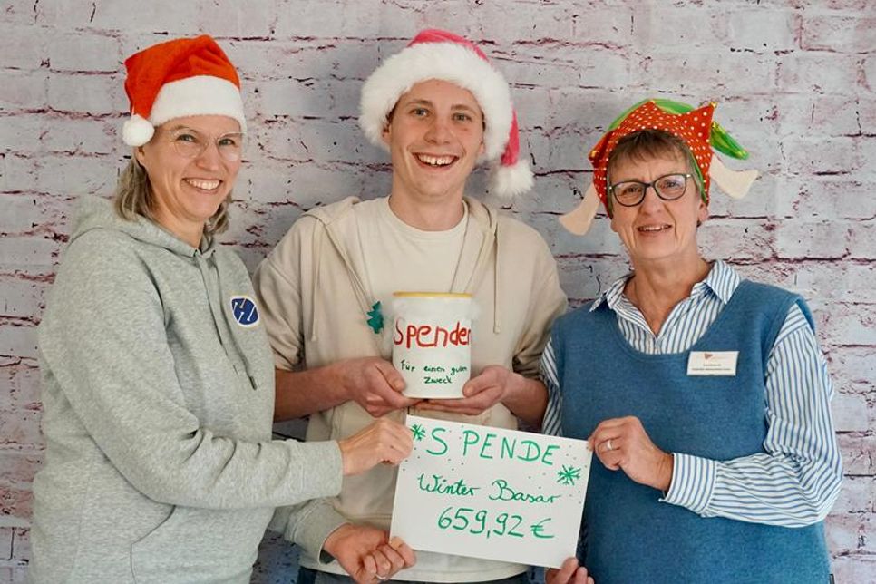 Lehrerin Imke Hannemann, Schüler Johann Scharf, Koordinatorin Verein Kinder auf Schmetterlings?ügeln Gabi Stienemeier-Goss.