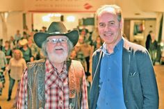 „Sheriff“ Uwe Göllner und Prof. Dr. Nicolai Maass, Direktor der Frauen-Klinik am Universitätsklinikum Schleswig-Holstein und Vorstandsmitglied bei der Schleswig-Holsteinischen Krebsgesellschaft (SHKG), freuten sich über die Spendenbereitschaft der angereisten Line Dance Gruppen beim Charity Event in Raisdorf.