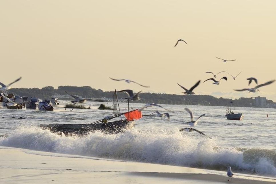Beim Hochwasser standen sämtliche Strandkörbe im Wasser. Danke an Monika Grebien fürs Festhalten.
