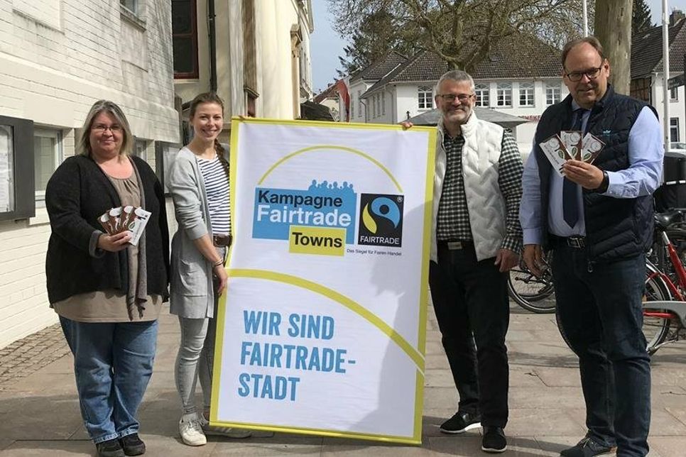 Yvonne Paustian (Leiterin Bürgerbüro), Lina Koop (Steuerungsgruppe Fairtrade), Jürgen Mohr (Steuerungsgruppe Fairtrade) und Mirko Spieckermann (Bürgermeister der Stadt Neustadt) (v. lks.).