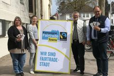 Yvonne Paustian (Leiterin Bürgerbüro), Lina Koop (Steuerungsgruppe Fairtrade), Jürgen Mohr (Steuerungsgruppe Fairtrade) und Mirko Spieckermann (Bürgermeister der Stadt Neustadt) (v. lks.).