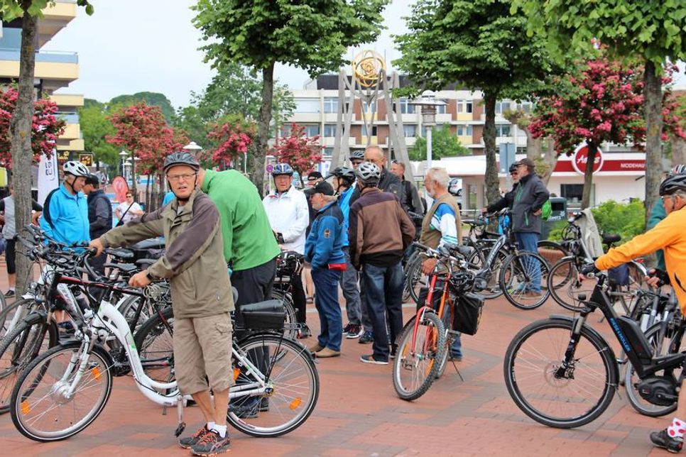 Viele Radfahrer starteten die Rundfahrt in Grömitz auf dem Seebrückenvorplatz.
