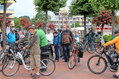 Viele Radfahrer starteten die Rundfahrt in Grömitz auf dem Seebrückenvorplatz.
