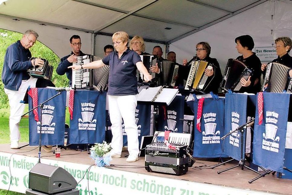 Verschiedene Musikgruppen treten beim Promenadenfest auf. Auch das Akkordeon Orchester „Ostseekrabben“ ist wieder mit von der Partie.