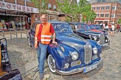 Reiner Wilhelm präsentiert seinen „Barockengel“, einen BMW der 60-er Jahre. Fotos: Schneider
