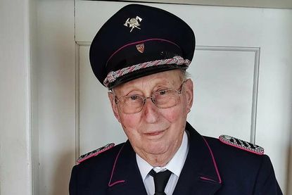 Der Ehrenlöschmeister Hubert Hopp von der Freiwilligen Feuerwehr Hobstin wurde am Kameradschaftsabend mit Ehrenurkunde und Spange für 70 Jahre Mitgliedschaft ausgezeichnet.
