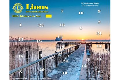 Mit traumhaftschönem Blick auf den winterlichen Hemmelsdorfer See kommt der diesjährige Lions Adventskalender daher.