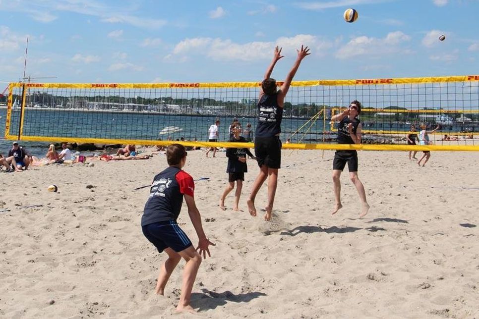 Ziel des Spiels ist es, einen Ball über das Netz auf den Boden der gegnerischen Spielfeldhälfte zu spielen oder die gegnerische Mannschaft zu einem Fehler zu zwingen.