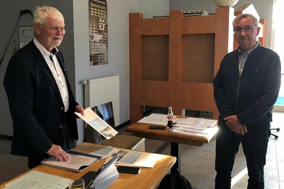 Manfred Pundt (SPD, re.) hat nach 10 Jahren in der Gemeindevertretung zum 30. April seinen Rücktritt erklärt und wurde von Bürgervorsteher Heinz Bäker herzlich verabschiedet.