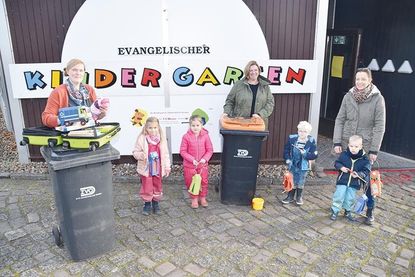 Jessica Westphal vom ZVO (von links) mit Milena, Liana, Len und Mattis aus der gelben Gruppe sowie Erzieherin Annette Heß (rechts) und Conny Techen, Leiterin der Kita.