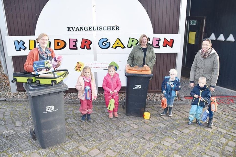 Jessica Westphal vom ZVO (von links) mit Milena, Liana, Len und Mattis aus der gelben Gruppe sowie Erzieherin Annette Heß (rechts) und Conny Techen, Leiterin der Kita.