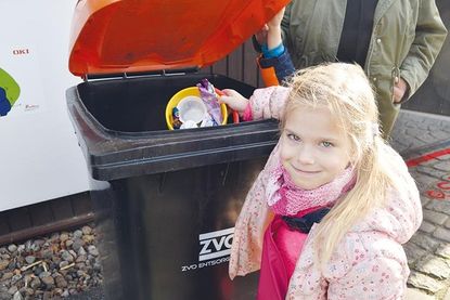 Milena (4) aus Niendorf weiß, dass Verpackungsmüll in die gelbe Tonne gehört.