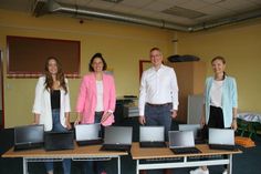 Übergabe der Geräte mit Laura Bauer vom Amt Lensahn, Schulleiterin Angela Haar sowie Björn Schönhoff und Gina Maas von der Firma Kendrion (v. lks.).