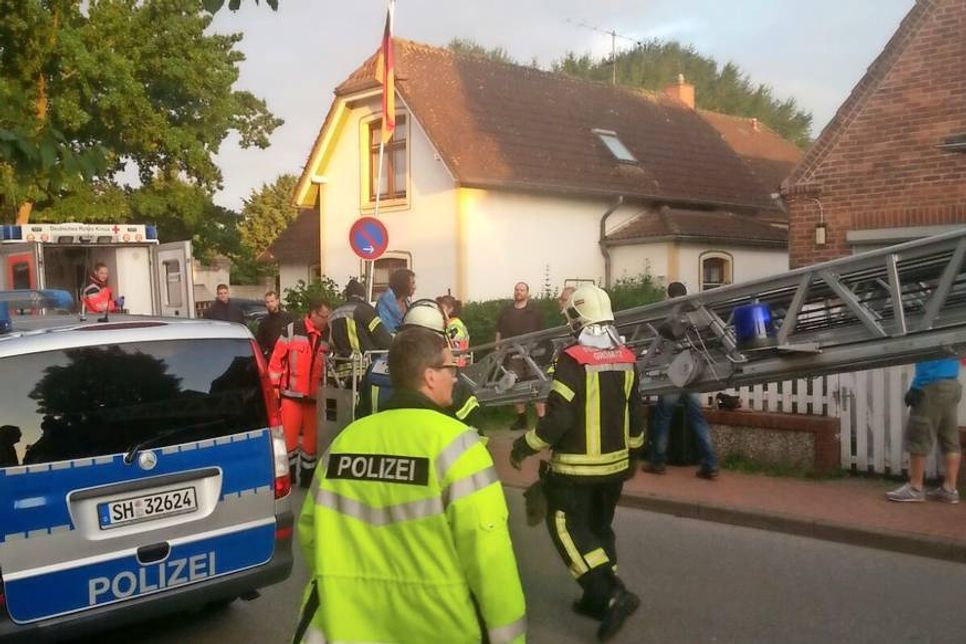 Polizei und Einsatzkräfte am Ort des Geschehens.