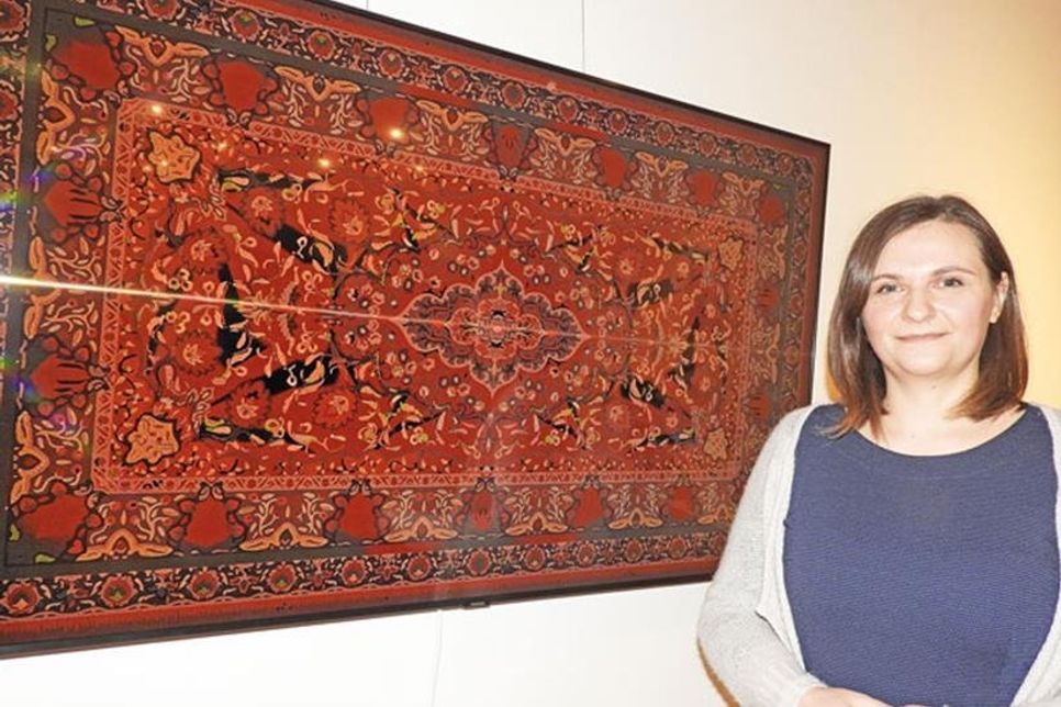 „Der verratene Teppich“ heißt das Werk, das Eugenia Bakurin den Förderpreis der 67. Landesschau des Berufsverbandes Bildender Künstler Schleswig-Holstein eingebracht hat. Was zunächst wie ein traditionell geknüpfter Wandteppich wirkt, gibt sich dem zweiten Blick als Videoinstallation zu erkennen. Und beim andauernden Betrachten offenbart sich die Bewegung, die Ornamente und Muster kaum merklich verändert. Eine faszinierende Begegnung mit der Kunst, wie die 535 anderen Arbeiten auch.