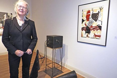 Preisträgerin Katrin Magens vor ihrem Werk „Herztage“
