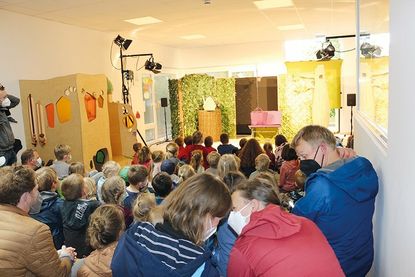 Groß und Klein warteten gespannt auf die Aufführung des Theaters „Wolkenschieber“.