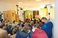 Groß und Klein warteten gespannt auf die Aufführung des Theaters „Wolkenschieber“.