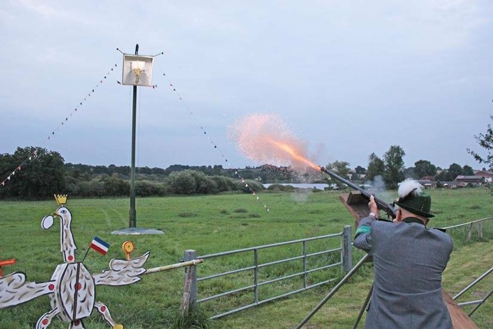 Während es am Samstagnachmittag um die Würde des Spaßkönigs geht, schießen am Sonntag fünf Anwärter um den Titel des Schützenkönigs.