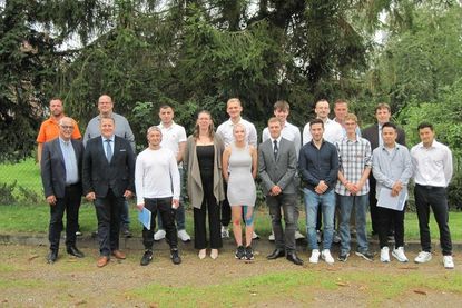 Die erfolgreichen Junggesellen mit Obermeister Hauke Scheef (vorne, 2. v. lks.) und den Mitgliedern des Gesellenprüfungsausschusses.