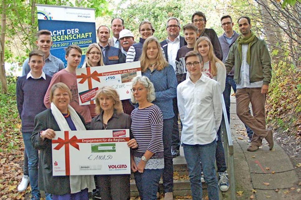 Ein Team, zwei Preise: Schülerinnen und Schüler des Friedrich-Schiller-Gymnasiums und der Theodor-Heuss-Gesamtschule Preetz konnten in der „Nacht der Wissenschaft punkten und die begehrten Preise holen. 1008,00 Euro von ihrem Siegergeld spendeten die Jugendlichen der Gesamtschule dem Preetzer Hospizverein. Die Vorsitzende, Pastorin Fanny Dethloff, Astrid Voß, stellvertretende Vorsitzende, und Koordinatorin Sylvia Piontke (vorn von links) nahmen die Spende entgegen. Lob gab es auch vom Preetzer Bürgermeister Björn Demmin ( letzte Reihe links) und Sparkassendirektor Ralf Reinkat (letzte Reihe Mitte). Mentoren der Schüler waren die Lehrer Tobias Jahn (letzte Reihe 2. V. r. ) und Ferid Greven ( rechts).