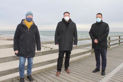 Bürgervorsteher Heinz Bäker (lks.) und Bürgermeister Mark Burmeister (re.) freuen sich auf die Zusammenarbeit mit Stefan Krieger.