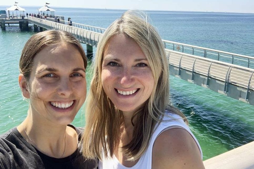In dieser Woche sind die gutgelaunten Podcasterinnen und Redakteurinnen Kristina Kolbe (lks.) und Gesche Muchow vom Reporter in Pelzerhaken unterwegs.