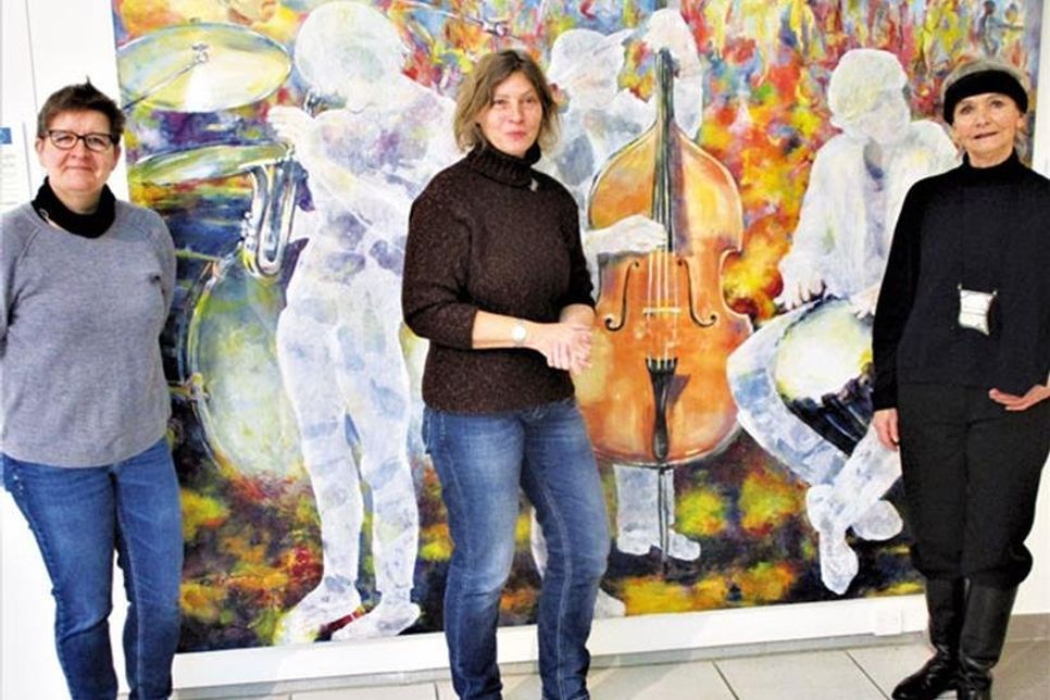 Paulsen-McCord (Presse), Dr. Sabine Behrens (Museumsleitung) und die Künstlerin Monika-Maria Dotzer vor dem 1,80 x 1,40 m großen Acrylbild „Combo“ (v.l.)