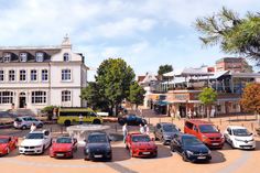 Traum-Autos vor traumhafter Kulisse: An diesem Wochenende wird Timmendorfer Strand wieder zum Anlaufort für Liebhaber außergewöhnlicher Automobile. (Foto: Stefan Setje-Eilers)
