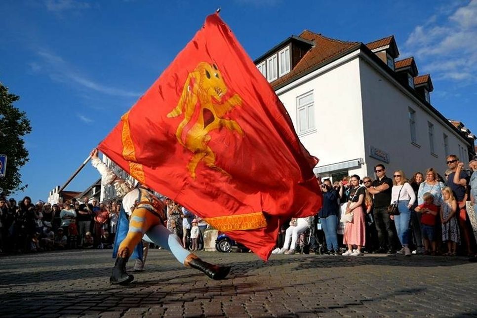Rioni Renaissance Flag Throwers Folk Ensemble aus Cori (Italien).