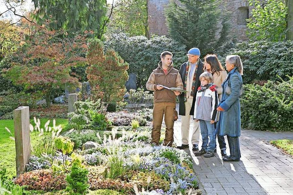 Friedhofsgärtner beraten ihre Kunden kompetent bei allen Fragen rund um die Grabgestaltung. Foto: djd/Bund deutscher Friedhofsgärtner (BdF)