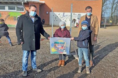 Riesenfreude löste bei den Ahrensböker GrundschülerInnen die Übergabe der Spielekisten aus.