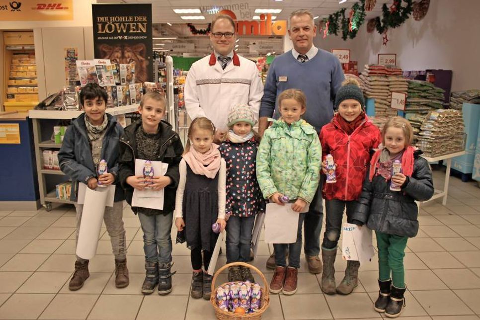 Die glücklichen Gewinner-Kinder bei der Übergabe der Musical-Karten bei famila in Neustadt. Es gratulierten Warenhausleiter Sven Rasmussen (re.) und sein Stellvertreter Clemens Bernhardt.