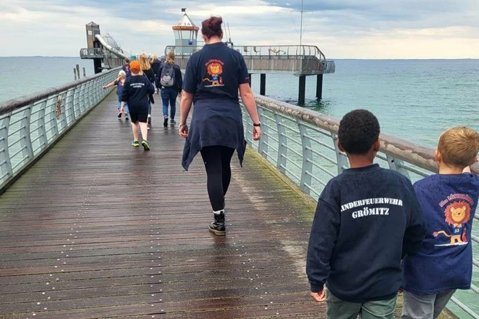 Die Löschlöwen bei der Schnitzeljagd auf der Seebrücke.