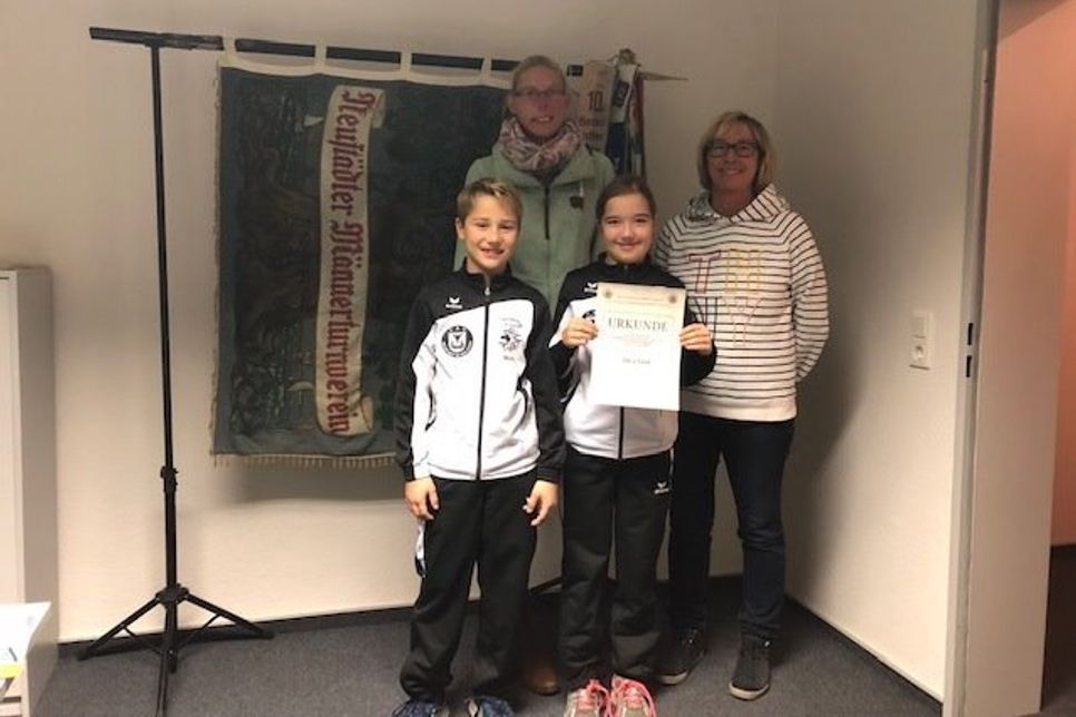 Gewinnübergabe mit Mattis Graf, Annika Schmüth, Alica Graf und Maren Graf (v. lks.).