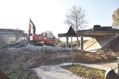 Nun ist sie weg: Die 59 Jahre alte Brücke über die L 181 wurde vergangene Woche abgerissen und wird ab Sommer 2020 durch eine neue Stahlverbundbrücke ersetzt.