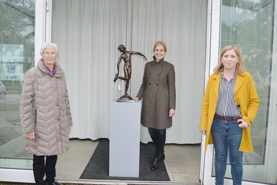Stellvertretend für die Mitglieder des Bürgervereins Bad Schwartau übergab Gerlinde Matz (l.) aus dem Vereinsvorstand die Bronzeplastik an Bad Schwartaus Museums- und Kulturmanagerin Judith H. Ohrtmann (m.) und Stadtpräsidentin Wiebke Zweig.